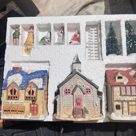 Illuminated Holiday Village Set with Figures Vintage porcelain - Picture 4 of 9